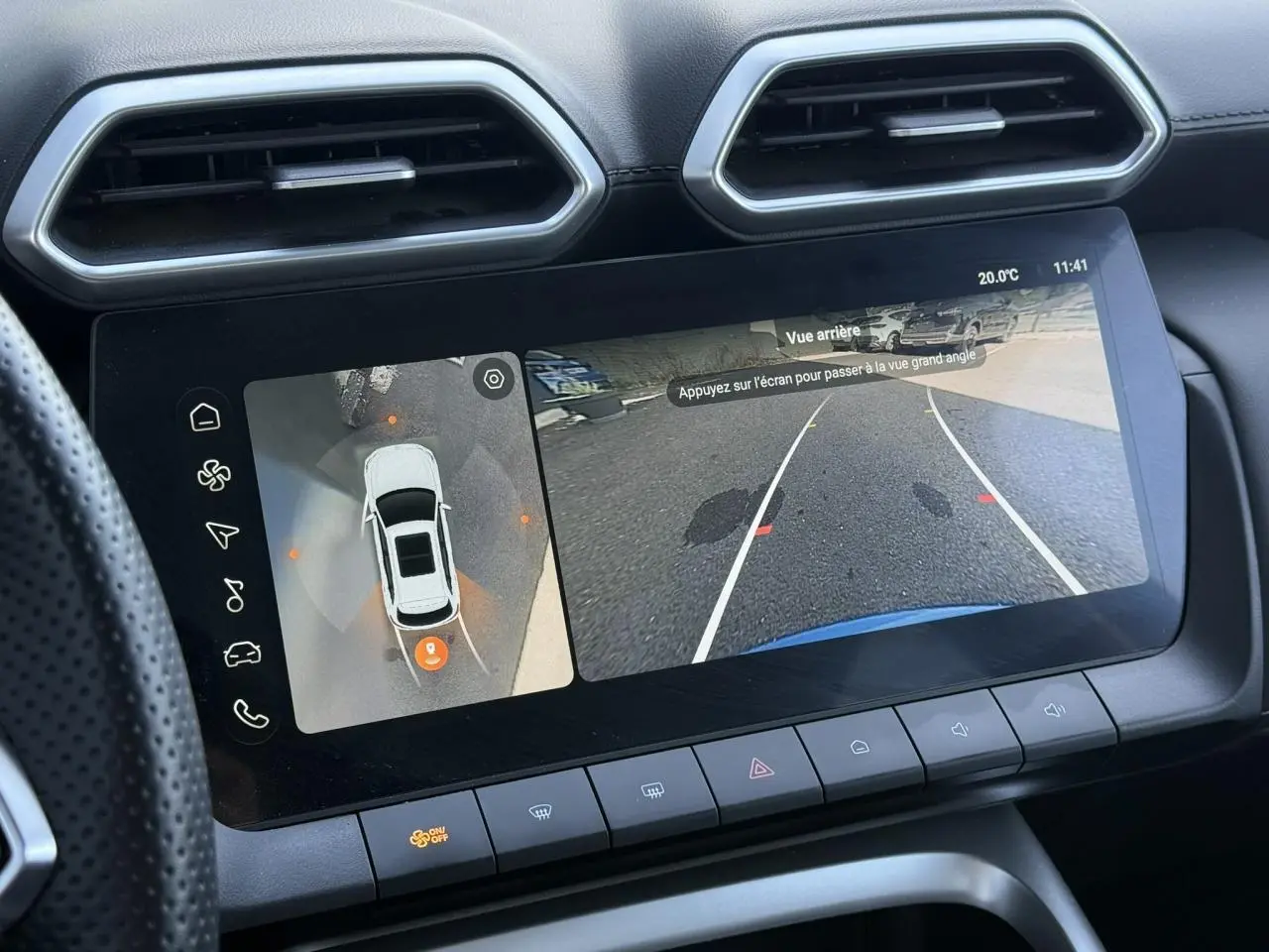 Écran tactile intérieur du MG ZS Hybrid+ 2025 montrant la caméra 360° et la vue arrière en stationnement.
