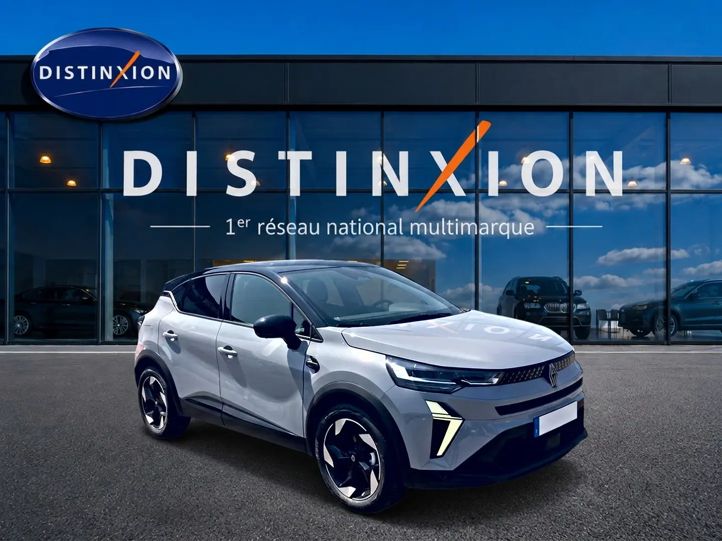 Renault Captur 2026 Rafale toit noir, vue 3/4 avant droit, feux LED en forme de V distinctifs.
