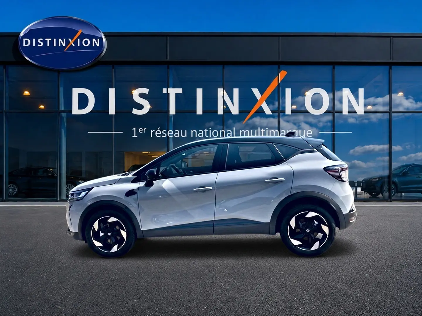 Renault Captur 1.2 TCe 115 Techno 2026 en profil côté gauche, couleur Rafale avec toit noir et jantes alu noires.