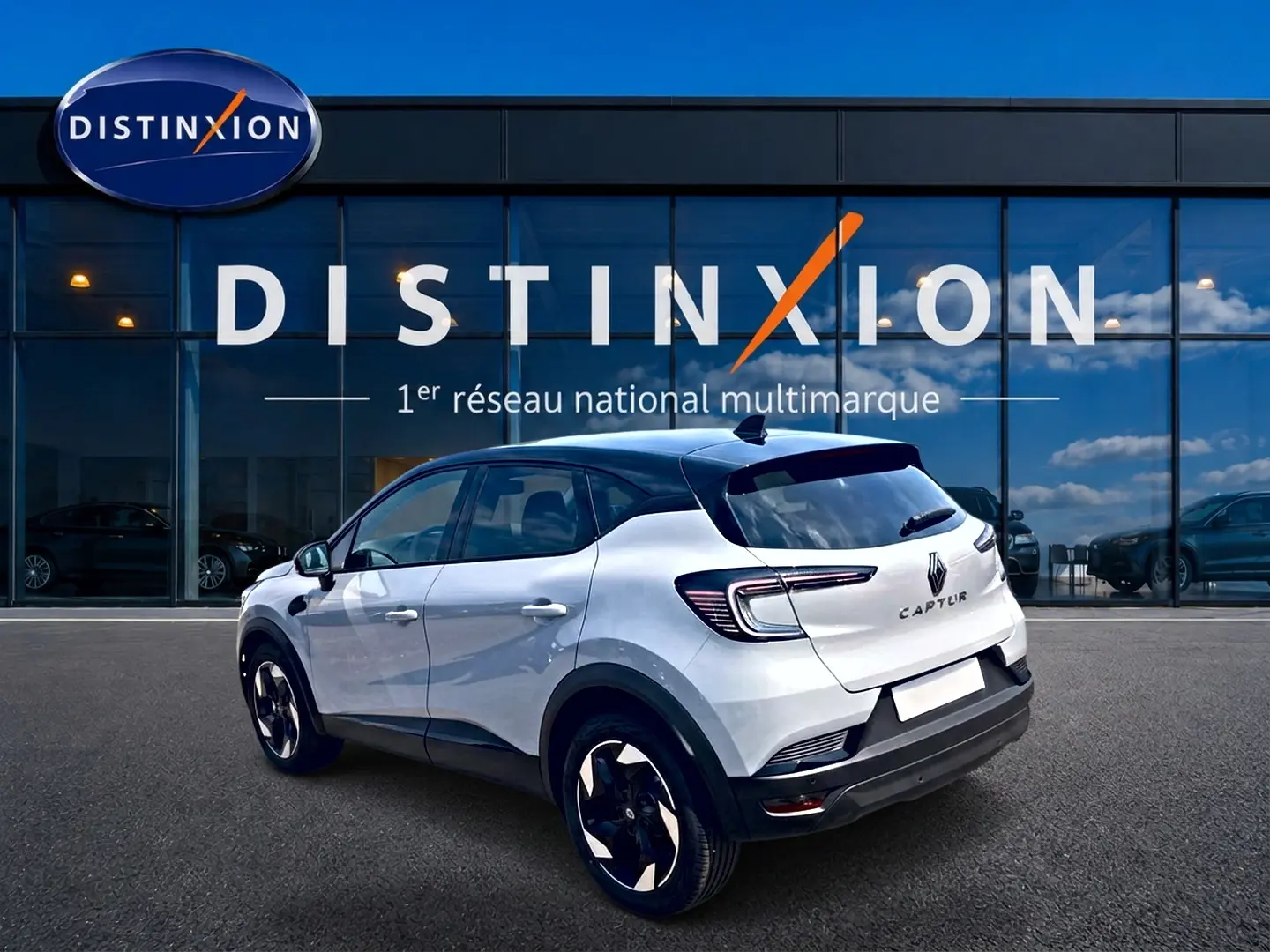 Renault Captur 1.2 TCe 115 Techno blanc Rafale toit noir, vue 3/4 arrière côté gauche devant showroom Distinxion.