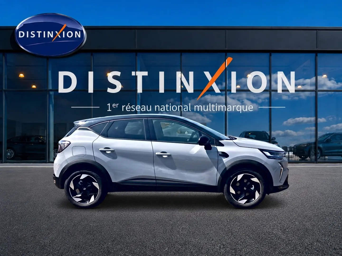 Profil droit du Renault Captur 1.2 TCe 115 Techno 2026 en couleur Rafale avec toit noir et jantes alu distinctives.
