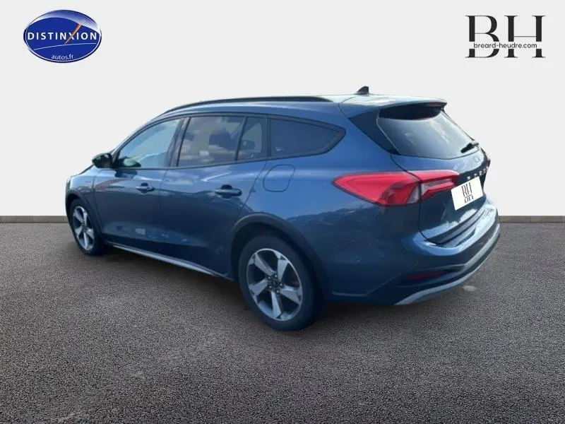 Ford Focus 1.5 EcoBlue bleu azur métallisé vue 3/4 arrière droit avec vitres surteintées et jantes alu.