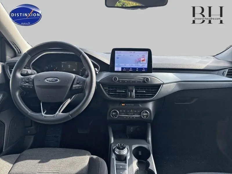 Vue intérieure avant du tableau de bord et volant cuir multifonction de la Ford Focus 1.5 EcoBlue Business 2019.