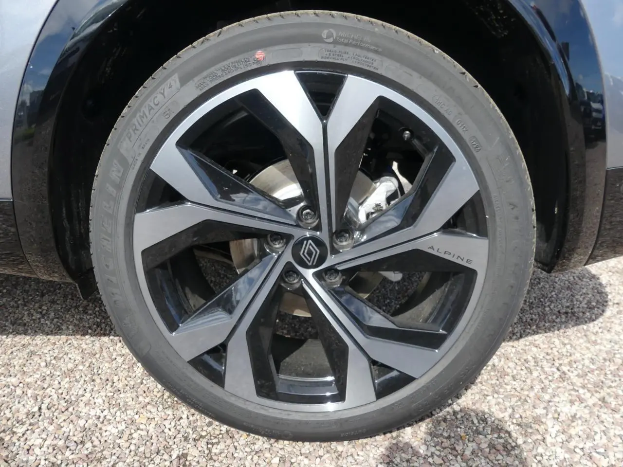 Gros plan sur la jante alliage 20 pouces Daytona noir et gris du Renault Austral Techno Esprit Alpine.