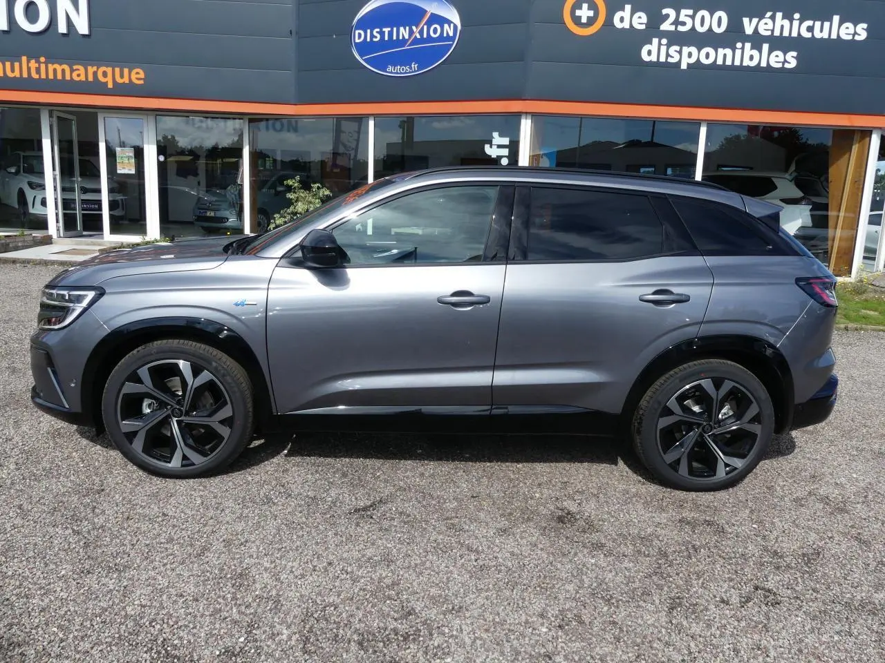 Profil côté gauche du Renault Austral gris métallisé 2025 avec jantes alliage noires et vitres teintées.