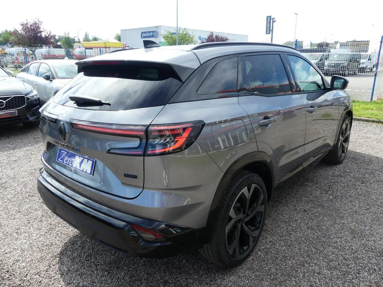 Vue 3/4 arrière droite d'un Renault Austral gris métallisé avec feux arrière LED et jantes alliage 20 pouces.