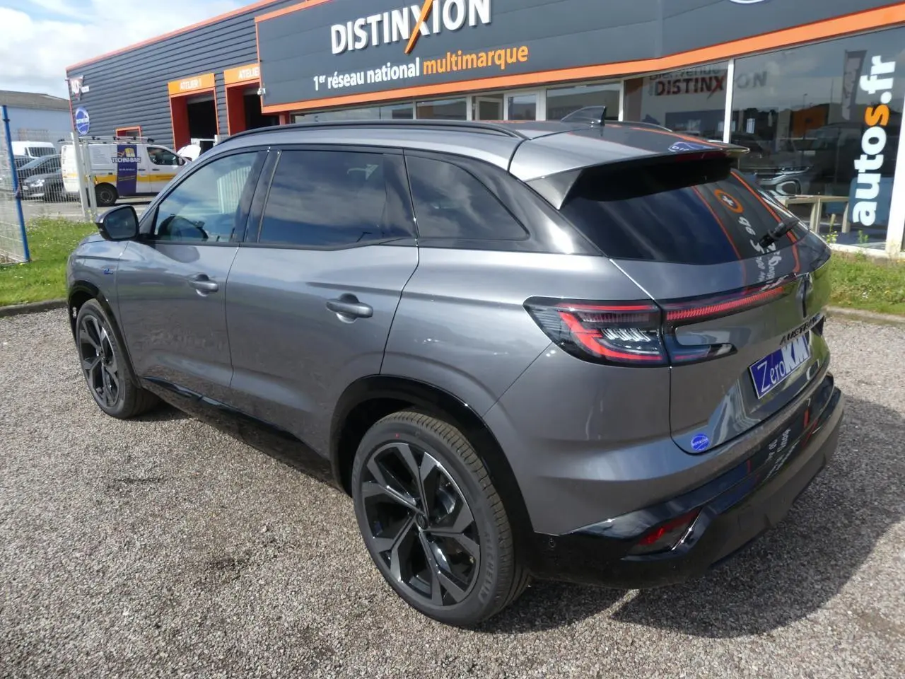 Vue 3/4 arrière droite du Renault Austral gris métallisé avec jantes alliage 20 pouces et vitres teintées.