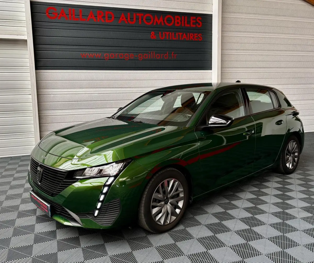 Peugeot 308 PureTech 110 S&S ACTIVE PACK vert, vue 3/4 avant droit avec feux LED verticaux distinctifs.