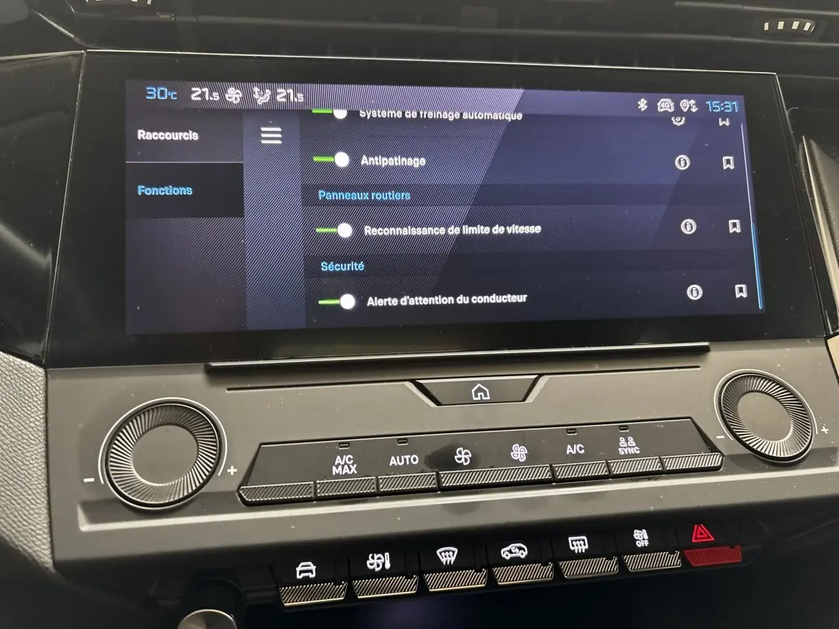 Écran tactile central de la Peugeot 308 PureTech 110 S&S Active Pack 2022 affichant les réglages de sécurité et climatisation.