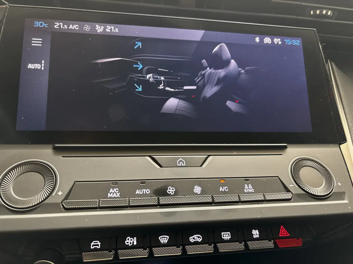 Écran tactile central montrant la ventilation et sièges avant de la Peugeot 308 PureTech 110 S&S ACTIVE PACK 2022.