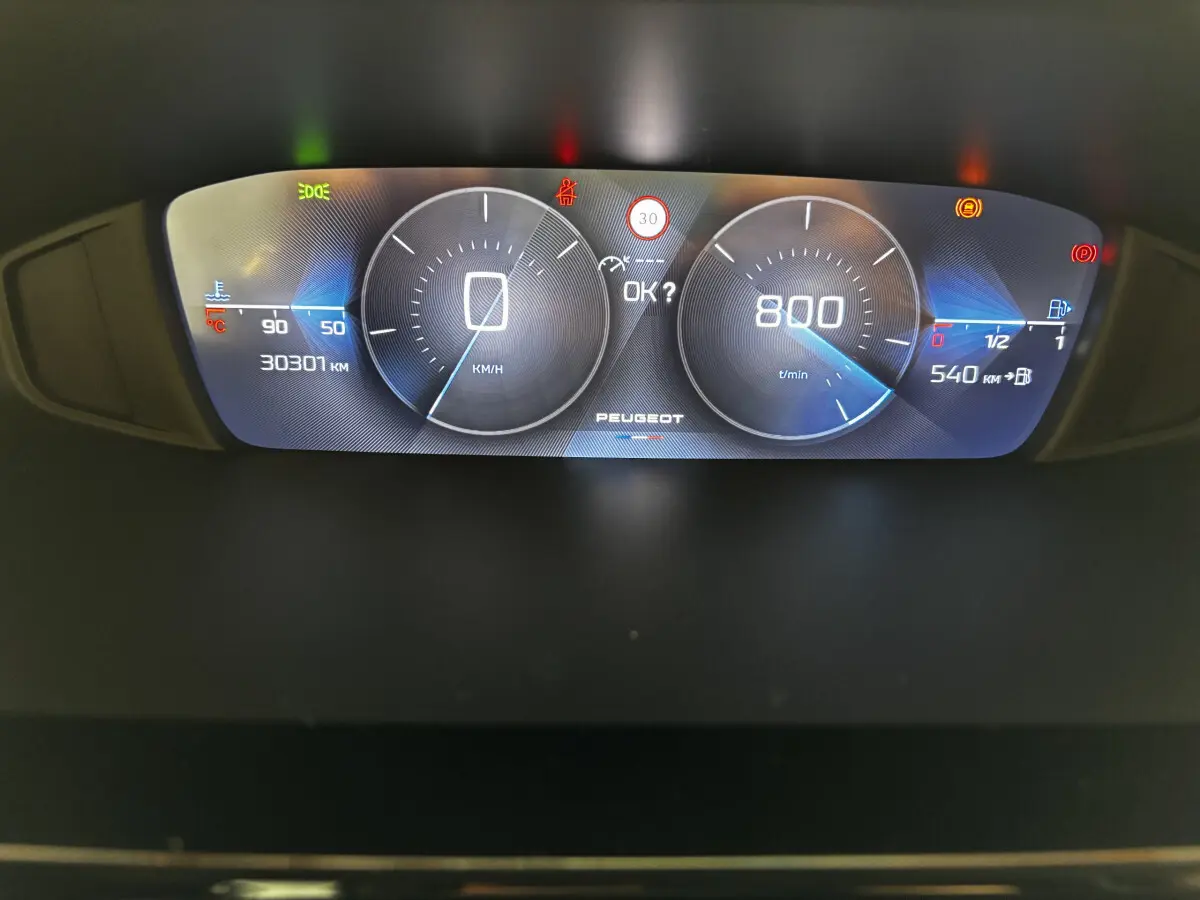 Tableau de bord numérique de Peugeot 308 PureTech 110 S&S ACTIVE PACK affichant vitesse, compte-tours et jauges.