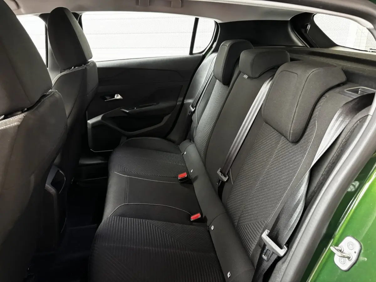 Vue intérieure côté droit sur la banquette arrière noire de la Peugeot 308 vert 2022 PureTech 110 S&S ACTIVE PACK.
