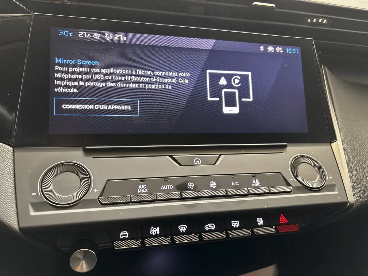 Écran tactile 10 pouces du tableau de bord de la Peugeot 308 vert, affichant la connexion Mirror Screen.