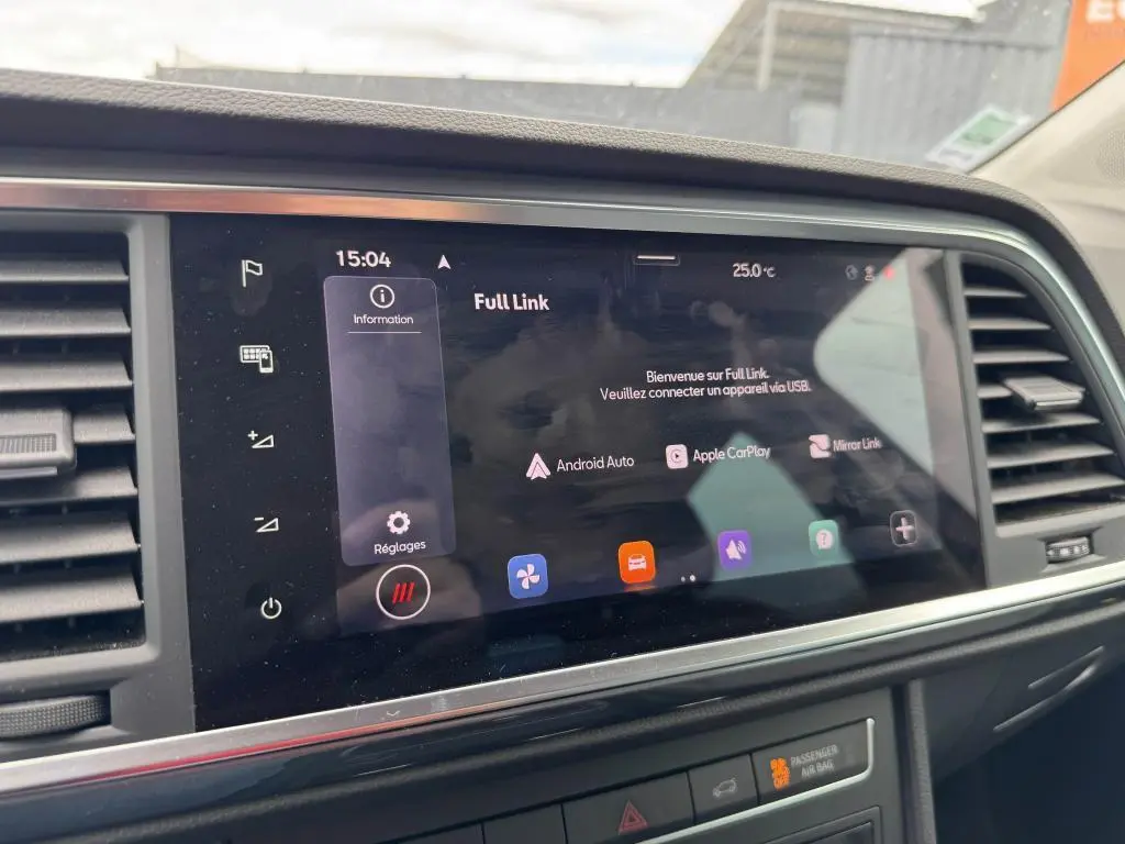 Écran tactile central du tableau de bord d'une SEAT Ateca 2023 noir, affichant le menu Full Link avec Android Auto et Apple CarPlay.