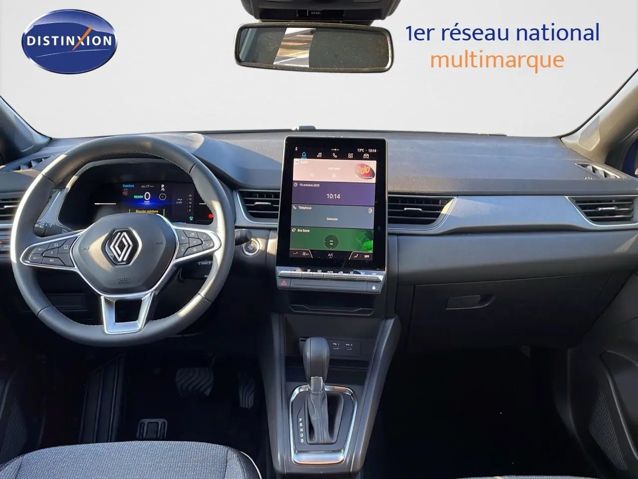 Intérieur du Renault Captur E-Tech Hybrid 2025, vue frontale du tableau de bord avec écran tactile vertical et volant multifonction.
