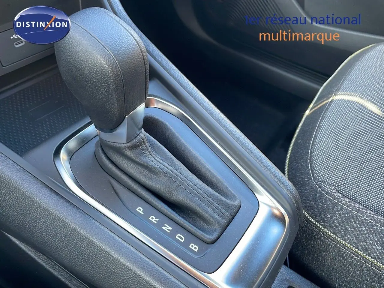 Le levier de vitesses automatique en cuir noir du Renault Captur E-Tech Hybrid 2025, vue rapprochée côté droit.