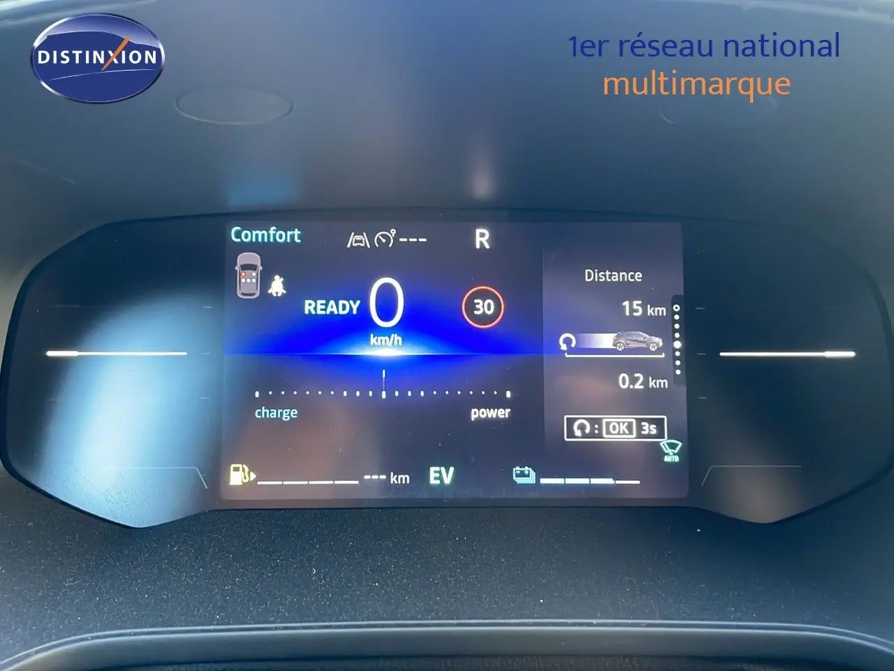 Tableau de bord numérique du Renault Captur E-Tech Hybrid 2025 affichant vitesse, mode confort et autonomie EV.