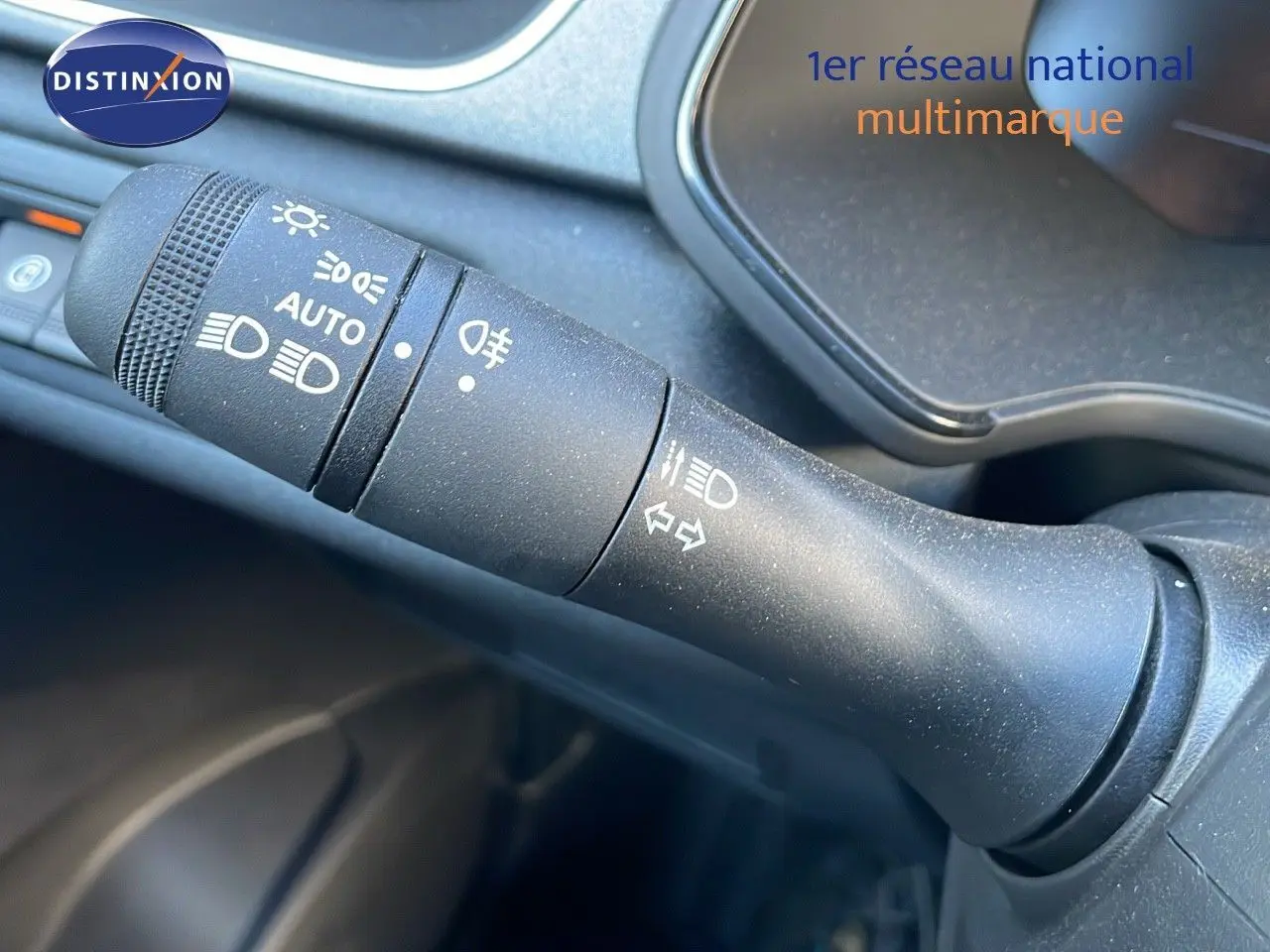 Gros plan sur la commande des feux et clignotants dans l'habitacle du Renault Captur E-Tech 2025.