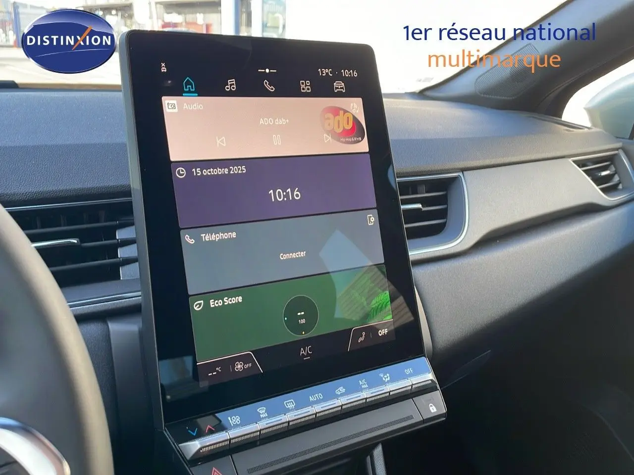 Vue intérieure du tableau de bord du Renault Captur E-Tech Hybrid 2025 avec écran tactile vertical et finition gris noir.