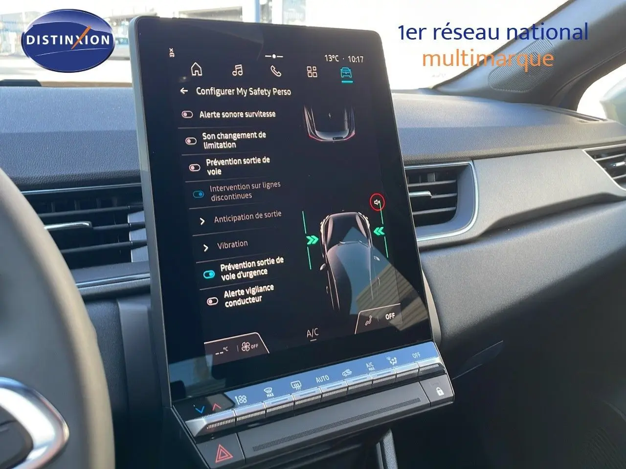 Écran tactile central du tableau de bord du Renault Captur E-Tech Hybrid 2025 montrant les réglages d'assistance à la conduite.