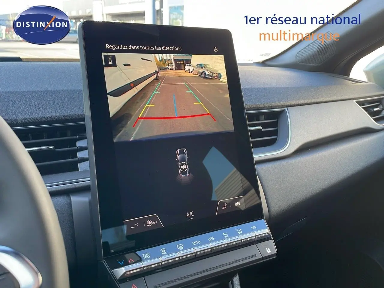 Écran central tactile affichant la caméra de recul du Renault Captur E-Tech hybride 2025, intérieur gris et noir.