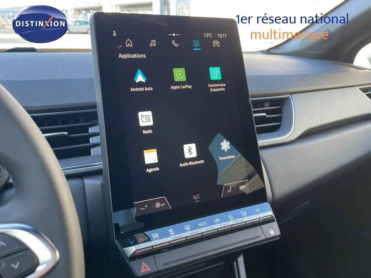 Écran tactile central affichant les applications connectées dans l'habitacle moderne du Renault Captur E-Tech hybride 2025.