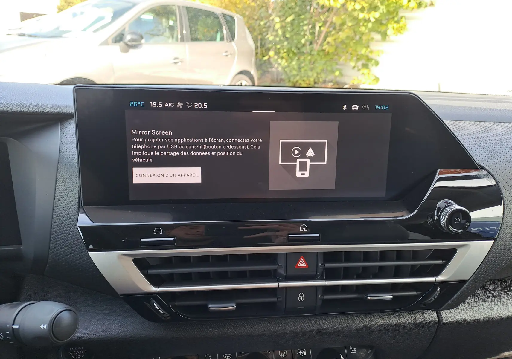 Vue intérieure du tableau de bord de la Citroën C4 hybride 2025, écran tactile central avec commandes climatisation visibles.