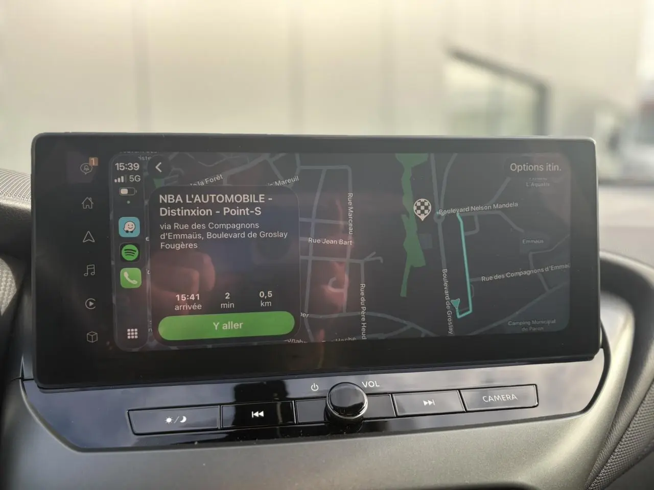 Écran tactile central du Nissan Juke 2025 affichant un itinéraire de navigation, vue intérieure rapprochée.