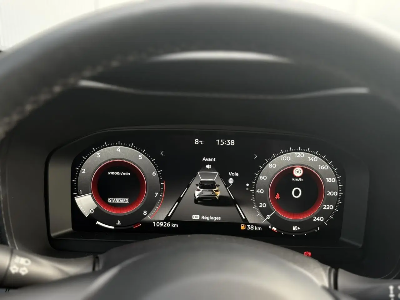 Vue rapprochée du combiné d'instruments digital du Nissan Juke 2025, affichage clair avec compte-tours et vitesse.