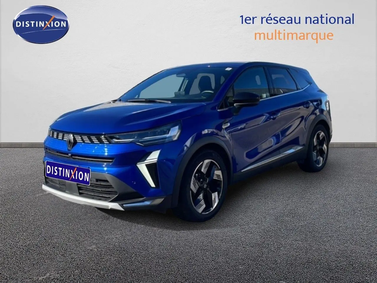 Renault Symbioz 2025 bleu iron metal en 3/4 avant droit avec détails LED et jantes distinctives.