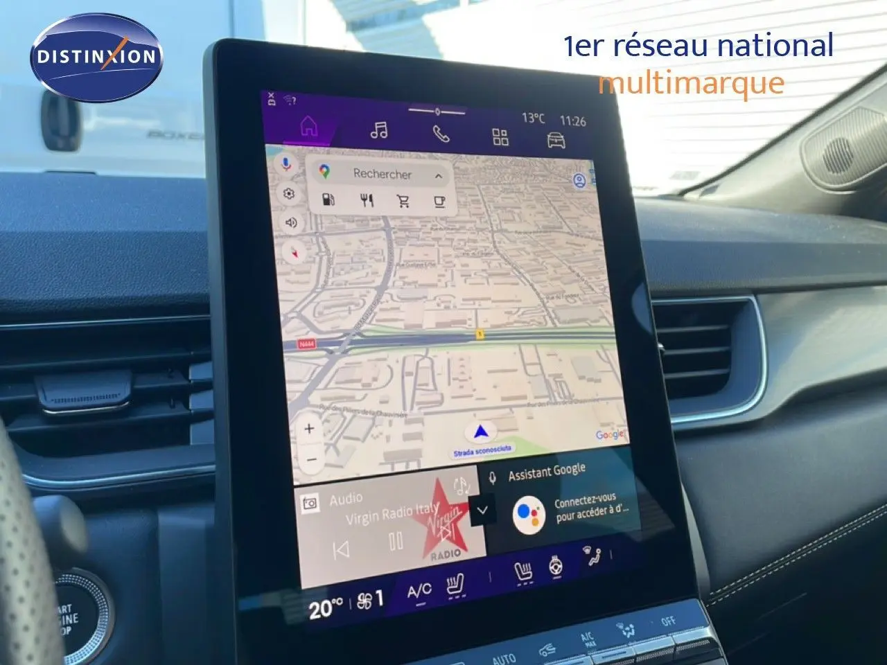 Vue rapprochée de l’écran tactile central du Renault Symbioz 2025 bleu iron metal avec navigation et commandes climatisation.