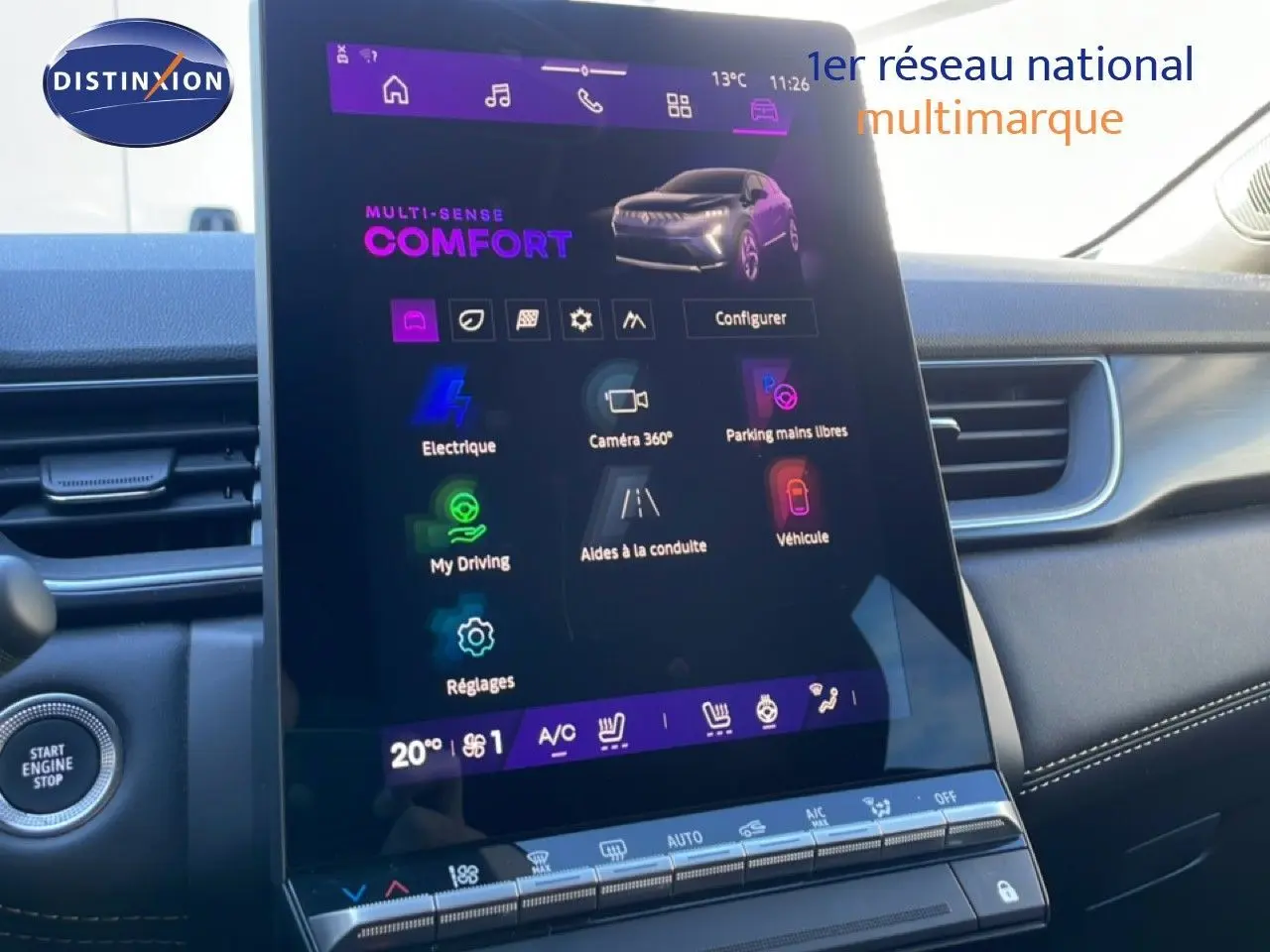 Écran tactile central du tableau de bord du Renault Symbioz 2025, affichant les options de conduite et réglages.