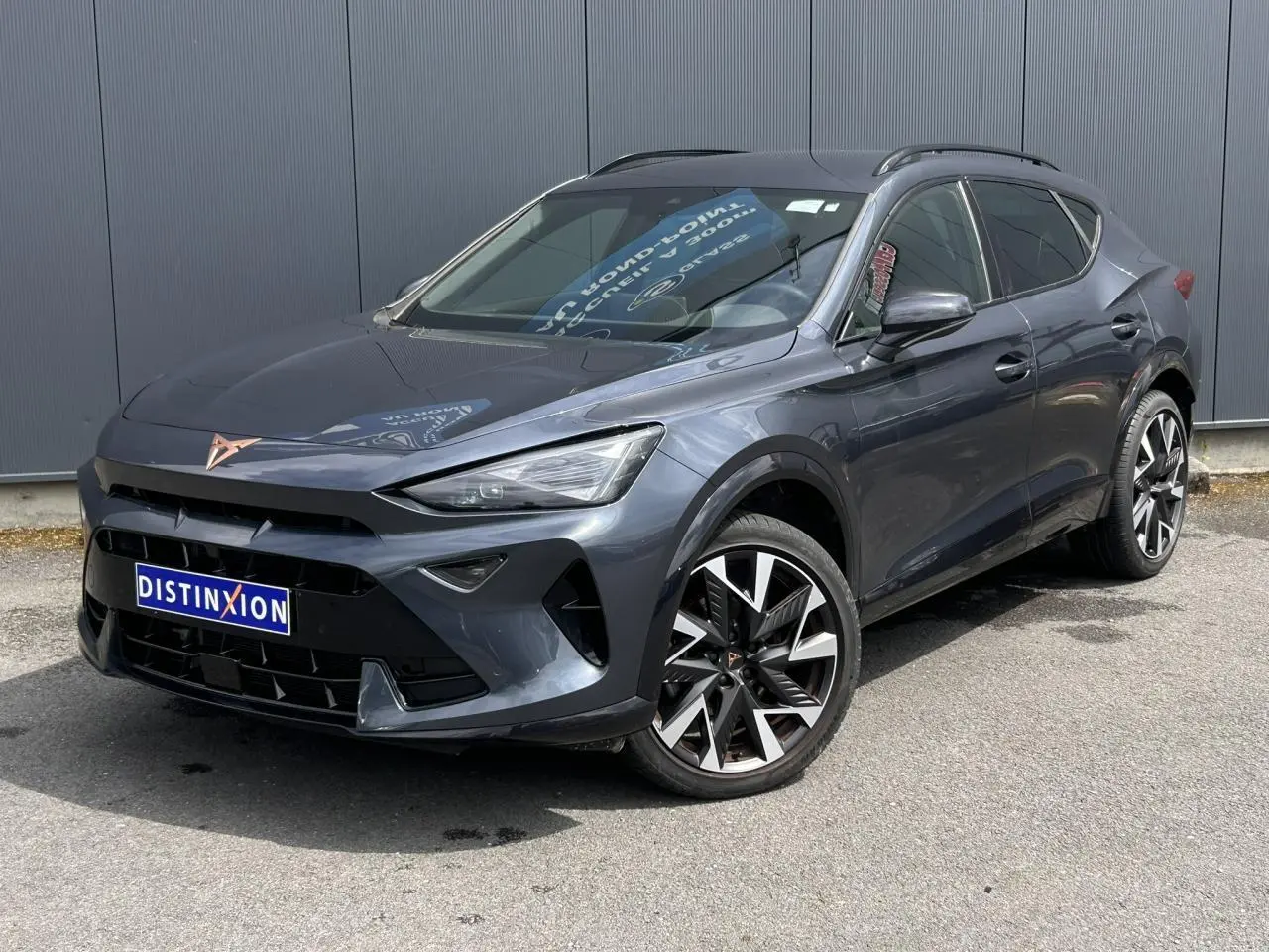 Vue 3/4 avant du CUPRA Formentor 2025 gris magnétique avec jantes alliage 19'' et signature lumineuse Tri-LED.