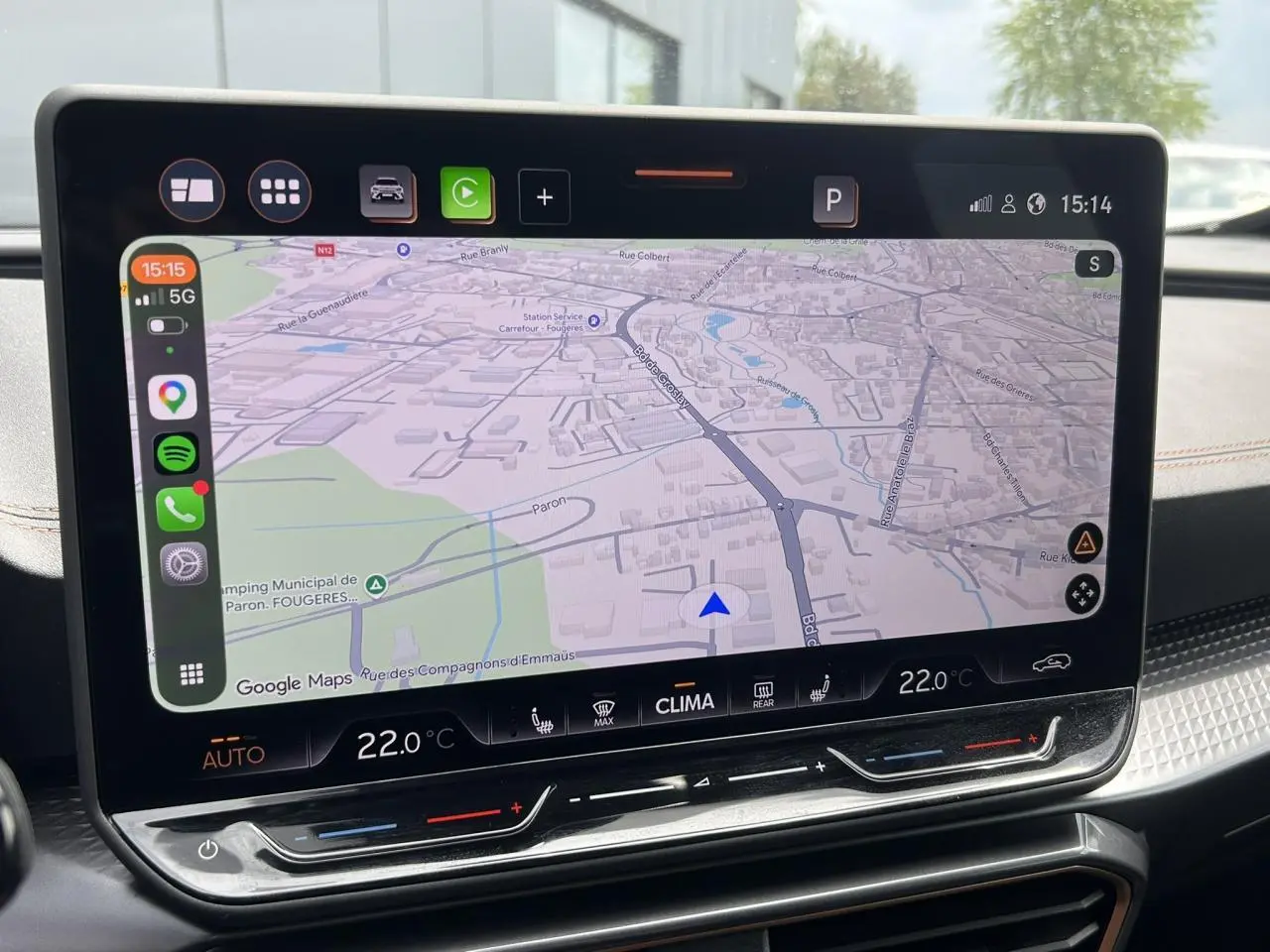 Écran tactile HD 12,9'' du CUPRA Formentor 2025 affichant la navigation Google Maps en intérieur.