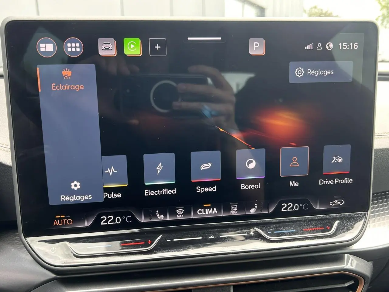 Écran tactile HD 12,9'' du CUPRA Formentor 2025 affichant les réglages d'éclairage et climatisation à 22°C.