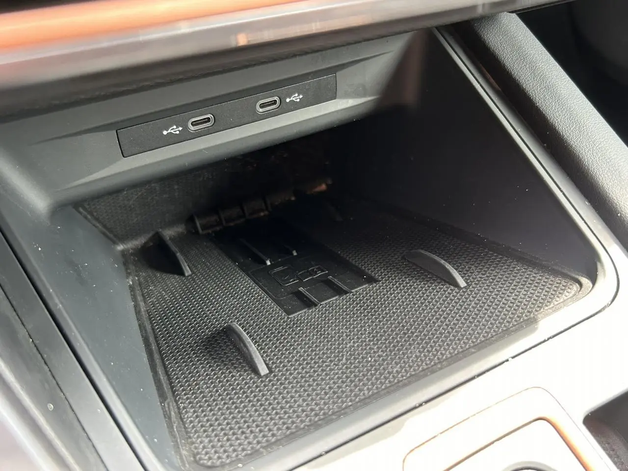 Gros plan intérieur sur la console centrale noire du CUPRA Formentor 2025 avec ports USB-C et surface antidérapante.