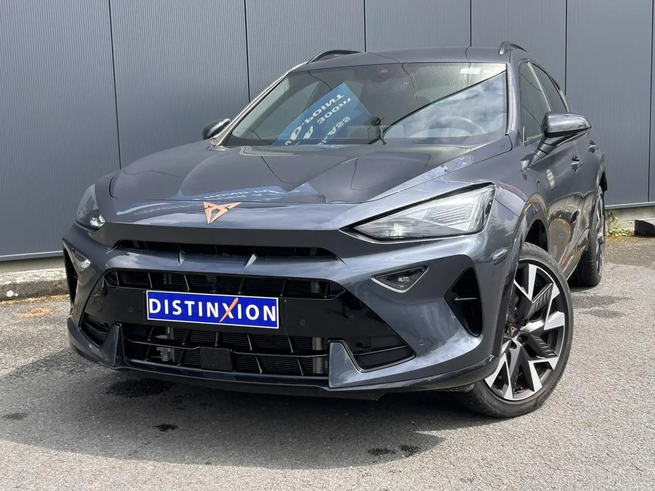Vue 3/4 avant d’un CUPRA Formentor gris magnétique avec jantes alliage 19’’ et logo cuivre distinctif sur calandre.