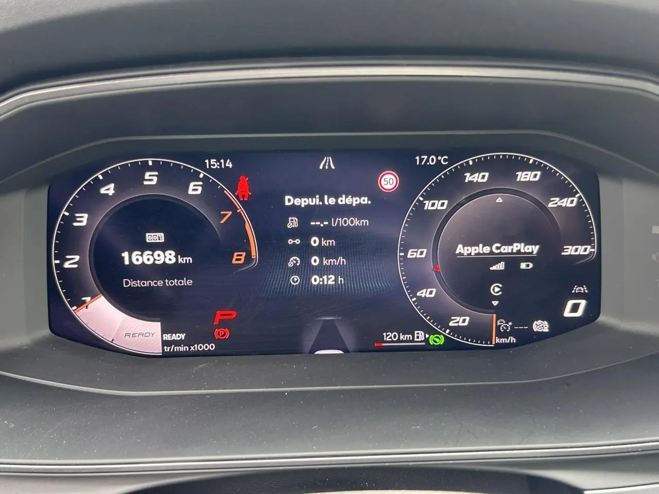 Tableau de bord numérique du CUPRA Formentor 2025 affichant compte-tours, vitesse et Apple CarPlay.