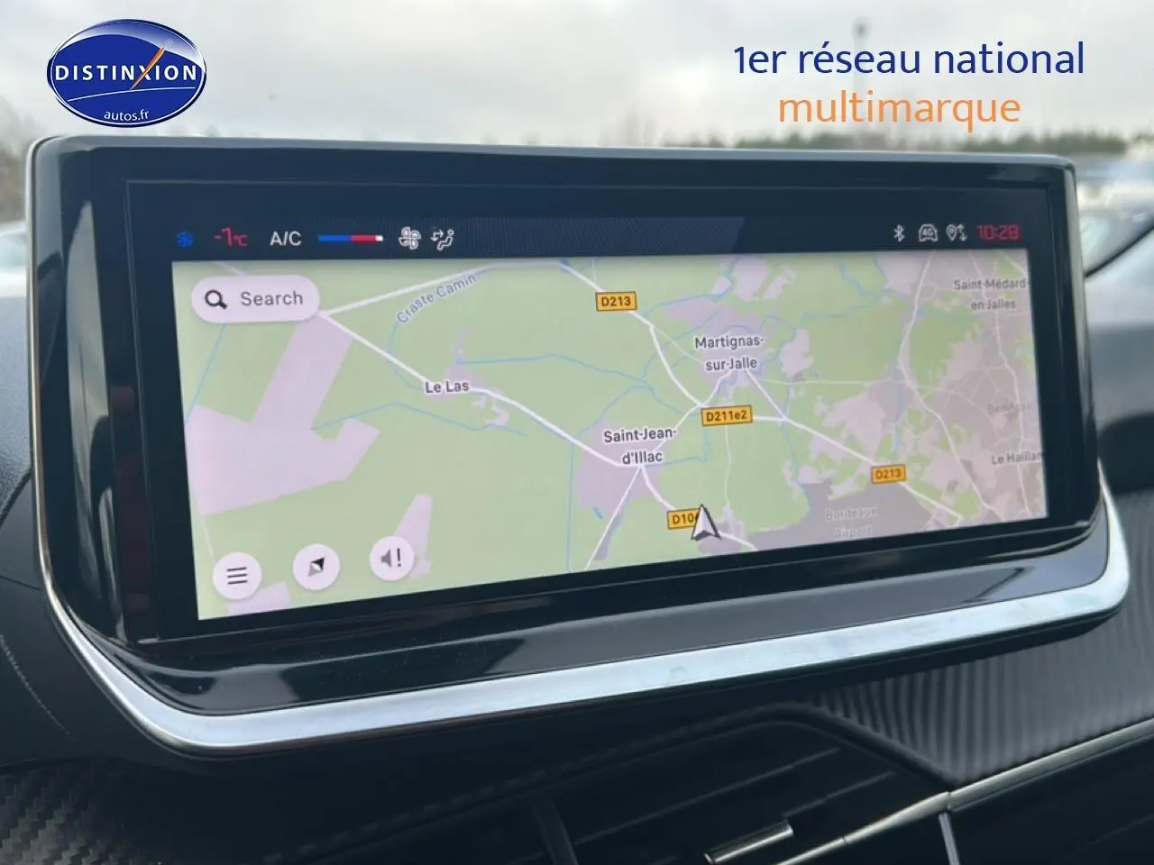 Écran tactile central affichant une carte de navigation dans l’habitacle d’une Peugeot 208 gris Artense.