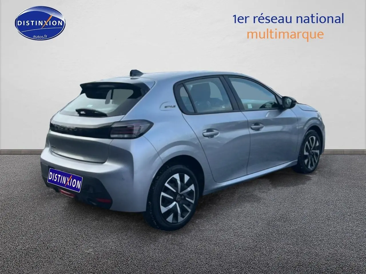 Peugeot 208 gris artense vue 3/4 arrière droit, avec jantes stylisées et logo Style sur l'aile arrière.