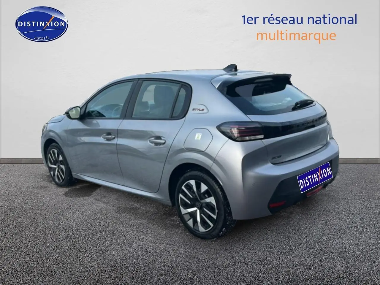 Peugeot 208 gris artense vue 3/4 arrière droit, avec jantes alliage et feux arrière LED noirs.