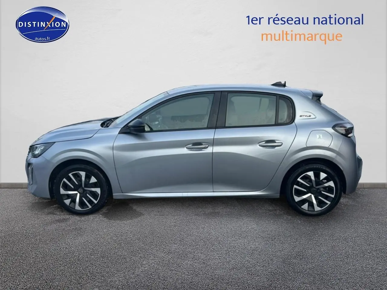 Profil droit d'une Peugeot 208 1.2 100 style gris artense avec jantes noires et logo Style sur l'aile arrière.
