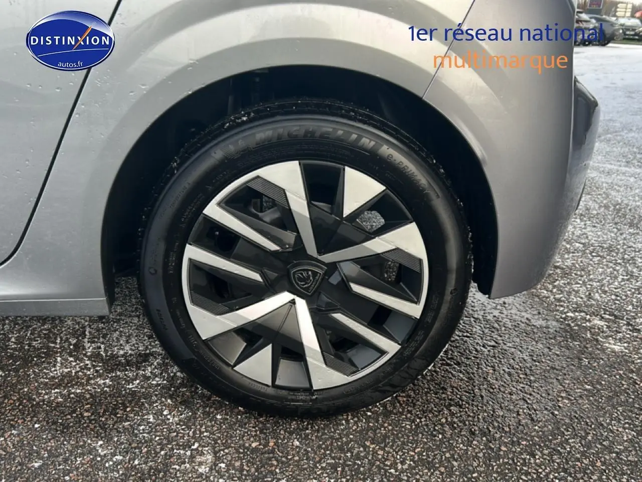 Gros plan sur la roue arrière droite d'une Peugeot 208 1.2 100 Style gris Artense avec jante alliage distinctive.