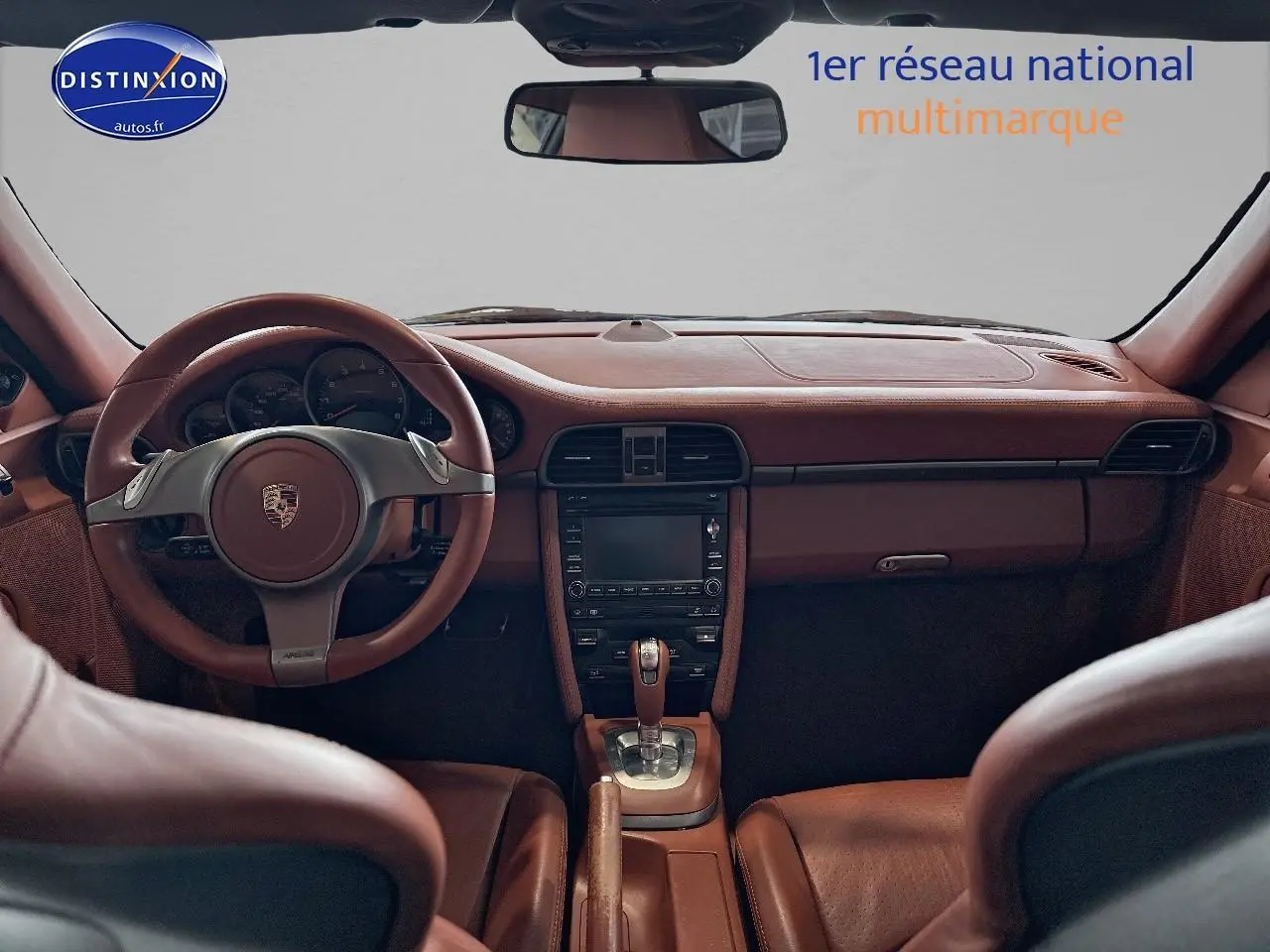 Intérieur cuir marron de la Porsche 911 (997) carrera pdk 2009, vue frontale sur tableau de bord et volant.