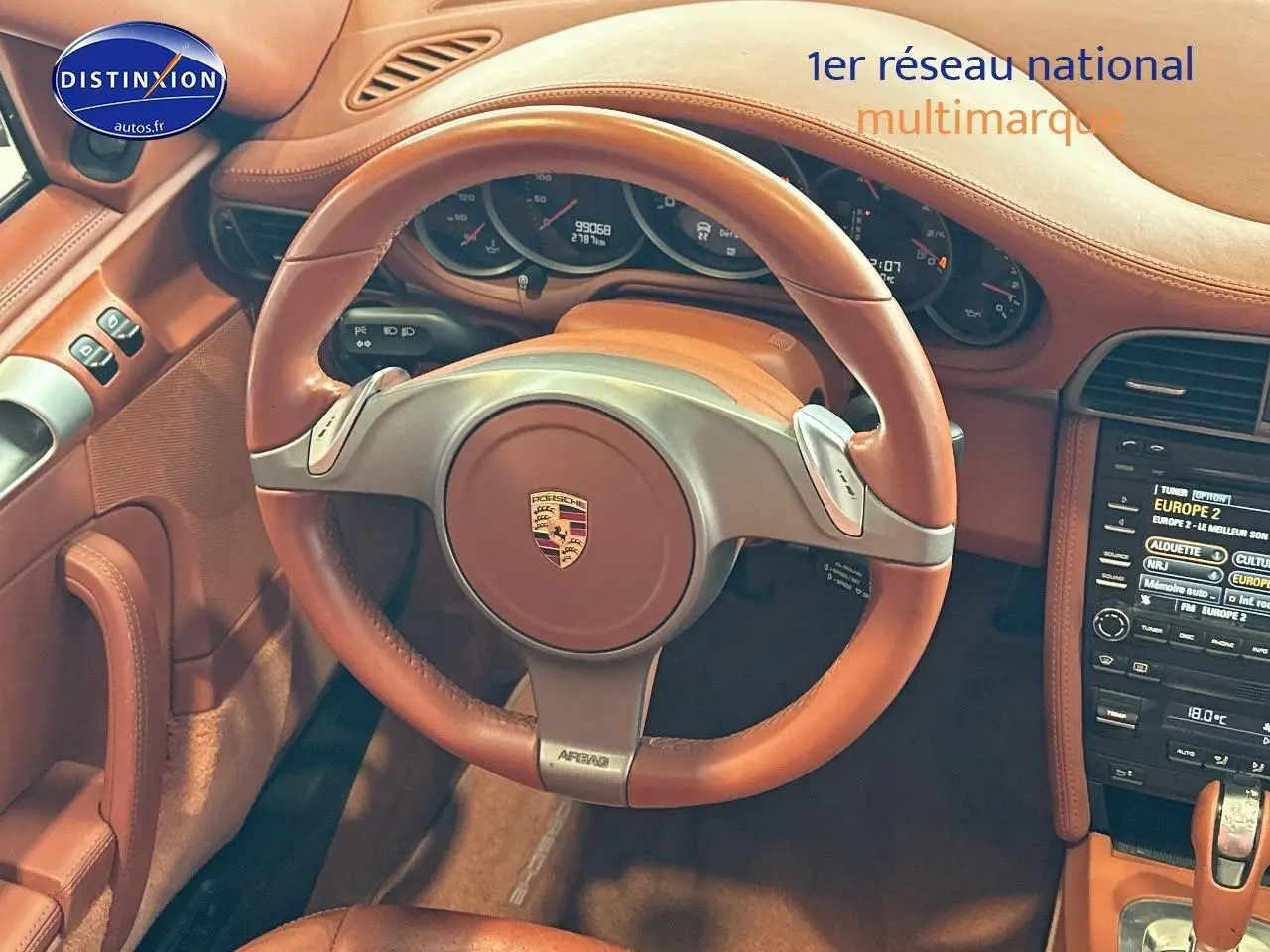 Intérieur cuir marron de la Porsche 911 (997) carrera pdk de 2009, vue centrée sur le volant et le tableau de bord.