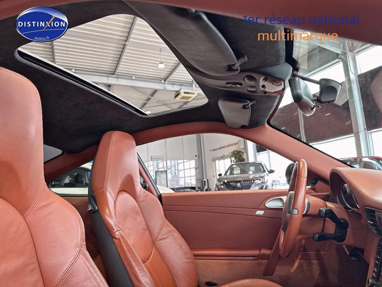 Intérieur cuir marron de la Porsche 911 (997) carrera pdk 2009 avec toit ouvrant électrique vu côté conducteur.