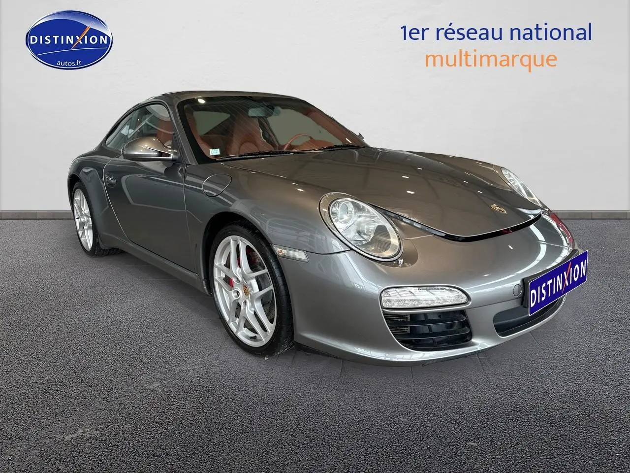 Porsche 911 (997) Carrera PDK gris vue 3/4 avant droit avec jantes alu et intérieur cuir marron visible