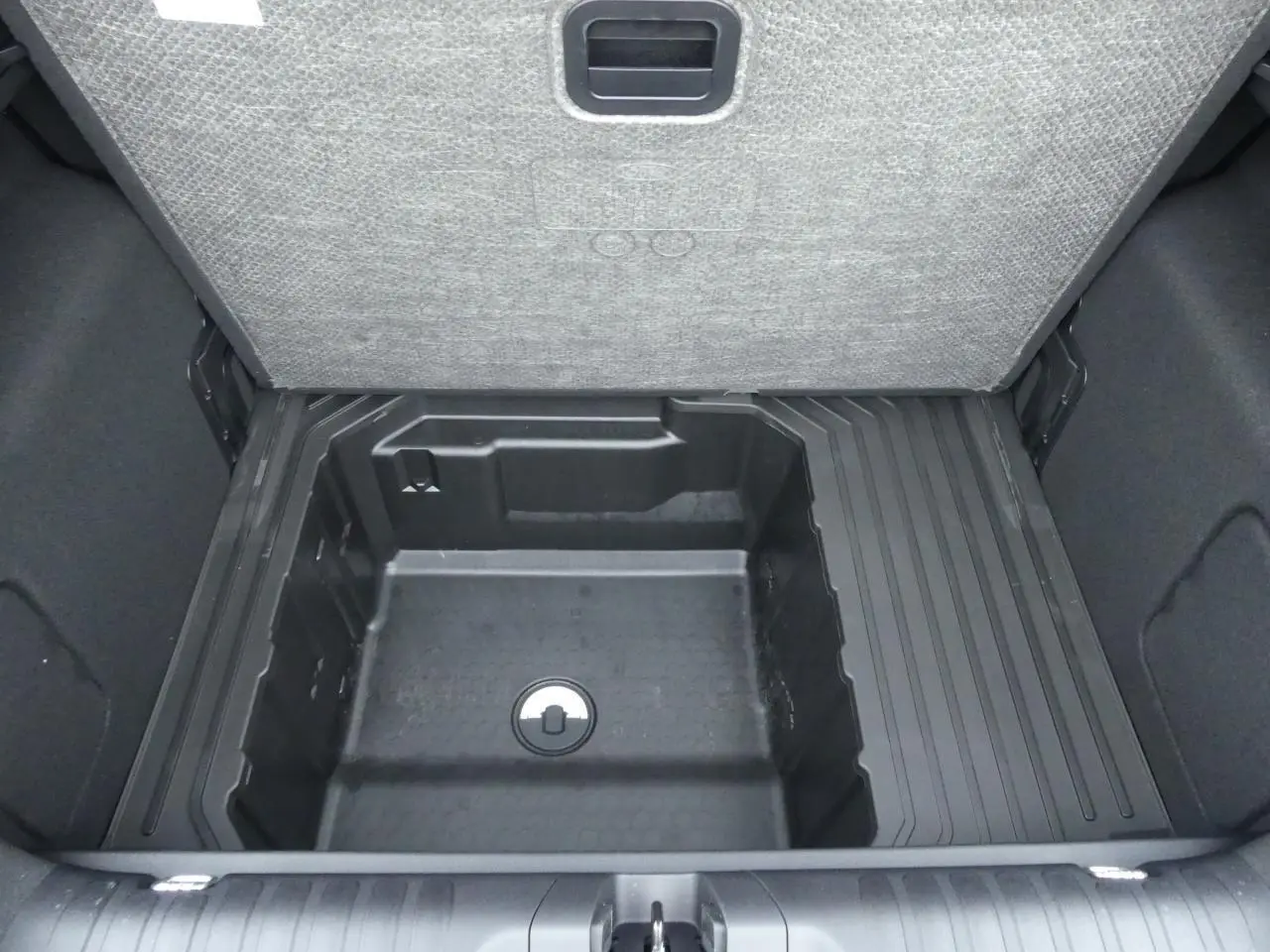 Coffre ouvert vu de dessus du Ford Puma 2025 gris métallisé, montrant le compartiment de rangement sous plancher.