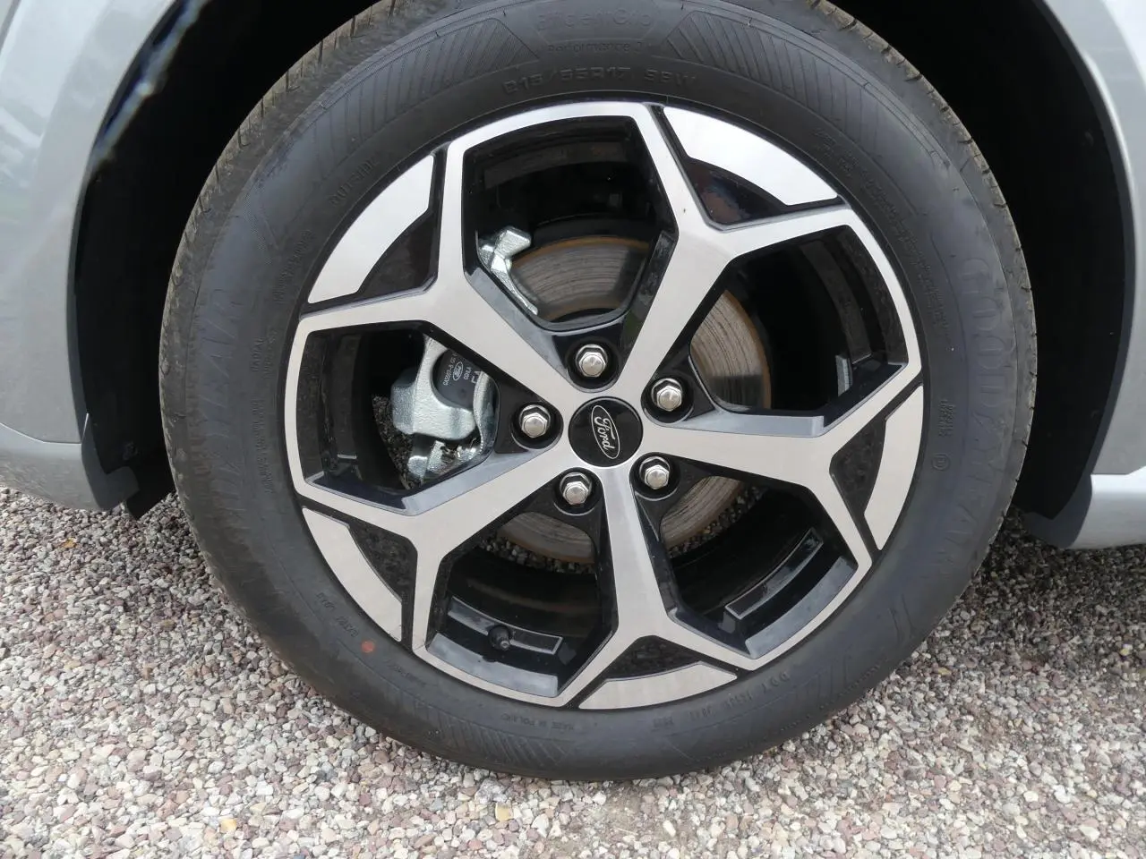 Gros plan sur la jante alliage 17 pouces bicolore du côté avant droit du Ford Puma gris métallisé 2025.