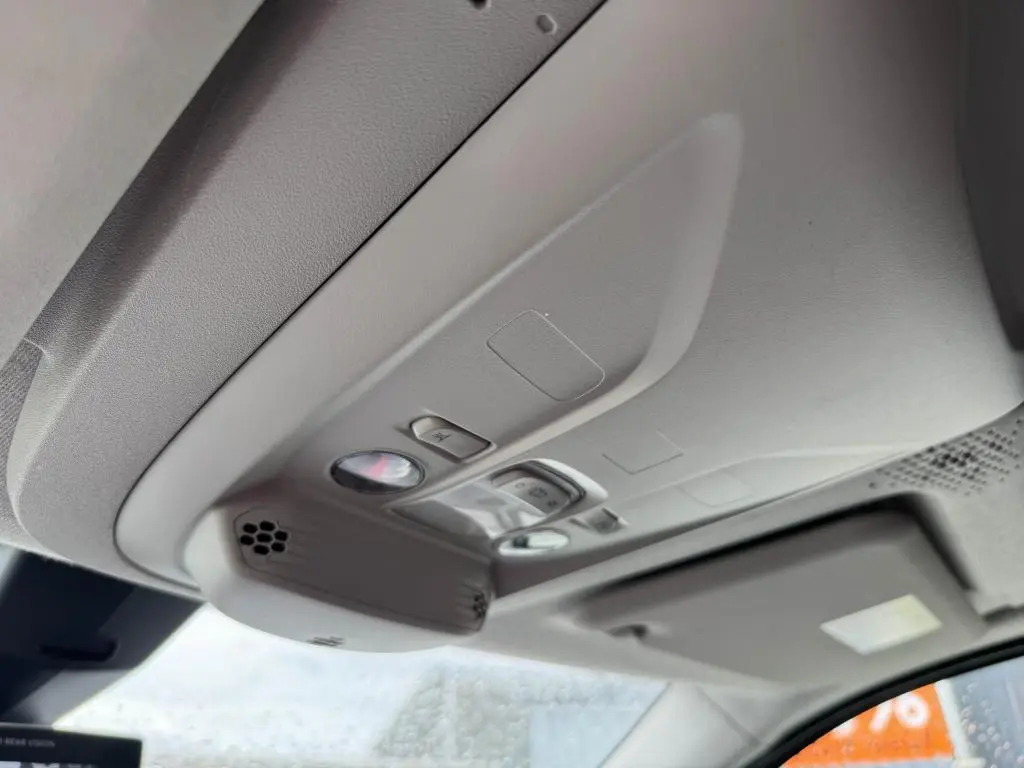 Plafonnier intérieur gris clair du Citroën Berlingo 2019 avec commandes d'éclairage et pare-soleil côté conducteur visible